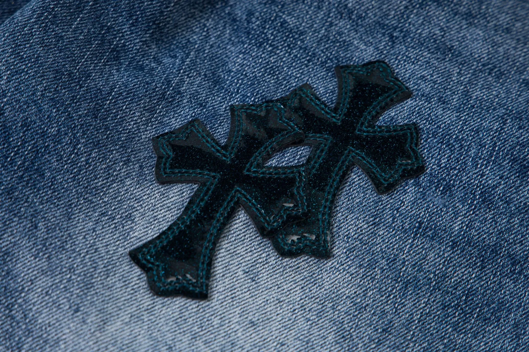 P280 High version (evergreen version) Chrome Hearts/Chrome Hearts 25FW CH Blue Pants Starry Sky Hole Laminated Leather Cross Bamboo Jeans. It adopts starry sky theme leather elements, mostly in the shape of a cross, with glitter on the leather surface. Unique design with simple and elegant details, exquisite workmanship, neat lines and in-place details on the entire pair of pants! It’s also so cool that both men and women can easily control it. It’s a gender-neutral trendy up version. Style number: 1766# Color: blue Size: 28 30 32 34 36
